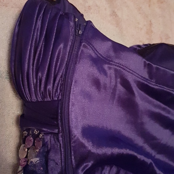 Gown - Picture 4 of 4